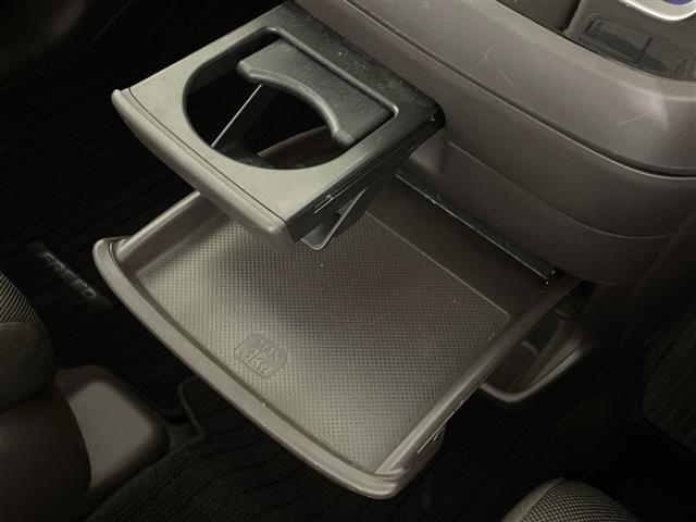 【ドリンクホルダー】長時間のドライブを快適に過ごすために、必須の車内アイテムですね。