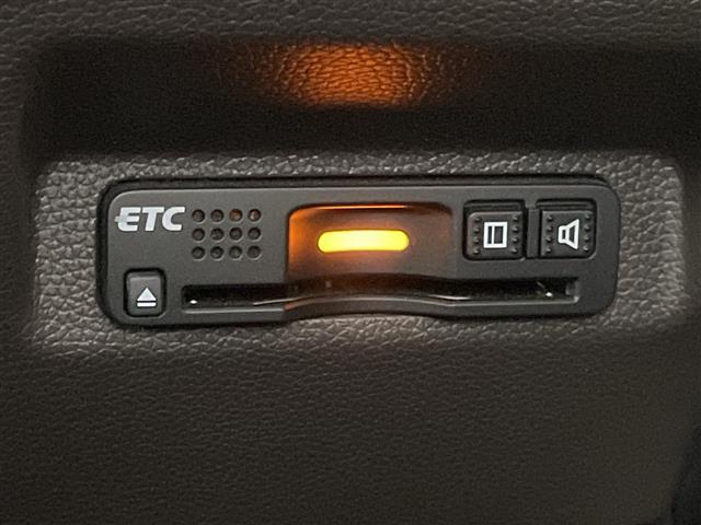 【ETC】有料道路を利用する際に料金所で停止することなく通過できる、ETC車載器（ノンストップ自動料金収受システム機器）が装備されています。セットアップを行うことで利用可能になります。