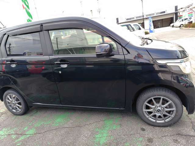 運転席側リアドアに小さな凹みキズ、リアクオータにすり傷があります。