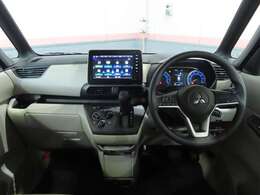 シフトレバーをダッシュパネルセンターに装備。運転席、助手席の足元すっきり！