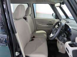 大きなベンチシートで足元もヒロビロ■大型シートで座り心地は快適♪中央にはアームレストが付いてゆったりドライブ♪　シートヒーター（運転席＆助手席）装備(*^-^*)