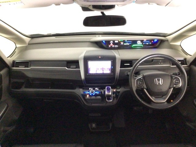 【前方視界】開放的な前方視界！運転がしやすく疲れにくいです♪窓が大きく、見通しがとっても良いおクルマですよ♪