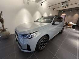 走行距離わずか1500km、デューン・グレー（メタリック）！グレー系統の中でもひと味違う、柔らかく淡い上品なカラーです。上品さと個性を両立できる色で、派手過ぎず飽きにくい点が魅力です！