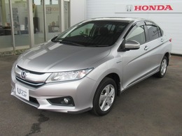 【LEDヘッドライト】が装備されています。より明るく少ない電力で、夜間走行時や雨の日に明るく安全に前方を照らすことが出来ます。対向車からも見えやすいので相手に接近を知らせることも出来ます。