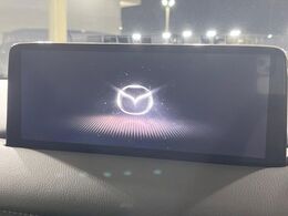 【10.25インチマツダコネクト】車内の雰囲気にマッチした大型ディスプレイ。スマホ接続でのナビ使用やBluetooth再生等、様々な機能が楽しめます。直感的なダイヤル操作が可能で、使い勝手も良好です。