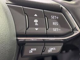 【マツダ・レーダークルーズコントロール】高速道路での長距離走行が楽に！自動で速度を保つクルーズコントロールが、衝突軽減システムと連携し、前方の車両を感知して車間を保つように速度調節してくれます！！