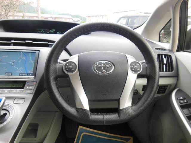 便利なステアリングスイッチ付き