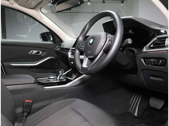 BMW認定中古車は360°チェックリストに従い徹底的にチェック。エンジンやトランスミッション、電気系統やコンピュータ・システムなどを詳細に点検。交換基準に達した部品は整備した後にご納車いたします。