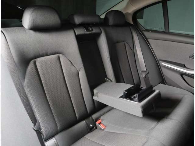 Abe BMWでは全国納車に対応しております。担当スタッフがご自宅までご納車にお伺いをさせて頂いております。輸送会社任せでなく当社スタッフがお届けいたしますので、安心してお買い求めいただけます。（別途有償）