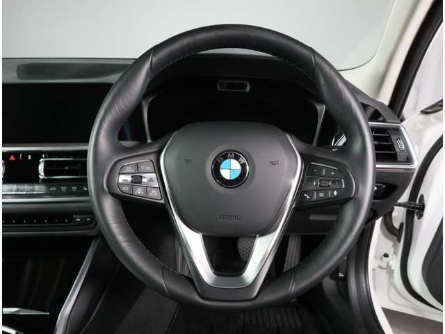 BMW Premium Selection品川は約30台を屋内展示場にて展示中。天候に左右されることなくいつでも快適な環境でご覧頂けます。その他ストックヤードにも在庫がございます。ご来店の際は在庫確認の上ご来店下さいませ。