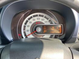 メーターパネルはホワイトとシルバーの加飾が施されたシンプルで計器類が確認し易いデザインを採用！