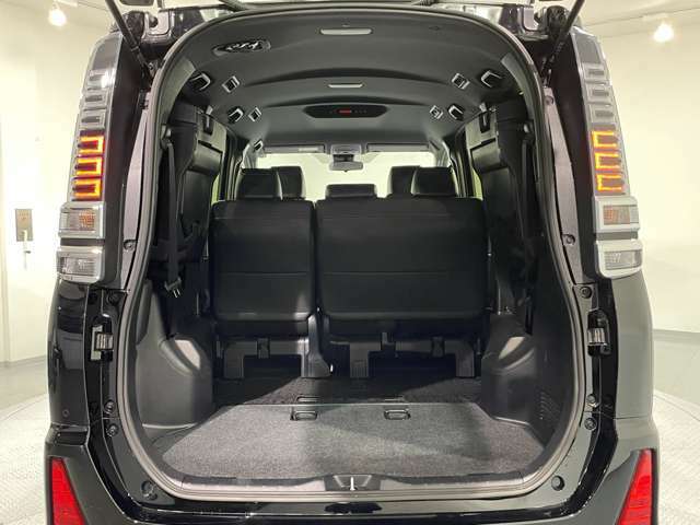【 トランク 】積み込みやすくて、たっぷり積める荷室です。シートアレンジできるものは、乗車人数と荷物の量や大きさによってシートを動かすことができるので、より快適なドライブが可能です！