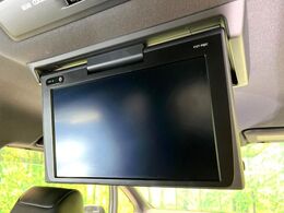 【フリップダウンモニター】大画面モニターで後席でもエンタメをお楽しみいただけます。小さなお子様にも大人気の装備です♪