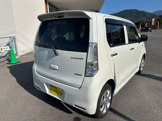 ＜中古自動車販売士在籍店＞～今日もあなたがハッピーだとうれしい～車買うなら、100万ドルにご相談ください。安心と信頼に応えるプロフェッショナル在籍店です