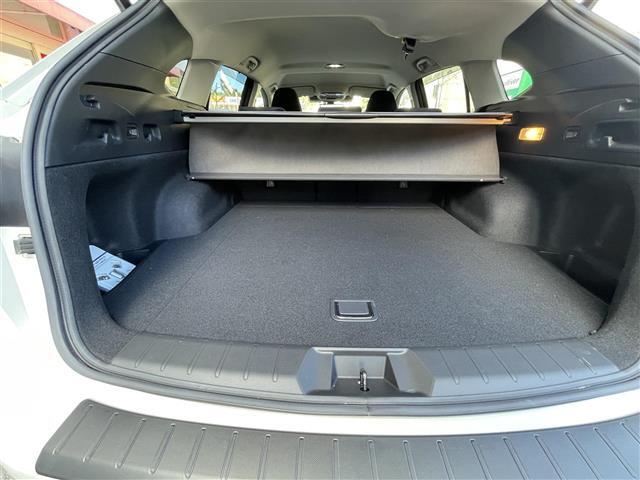 【トランク】積み込みやすくて、たっぷり積める荷室です。シートアレンジできるものは、乗車人数と荷物の量や大きさによってシートを動かすことができるので、より快適なドライブが可能です！