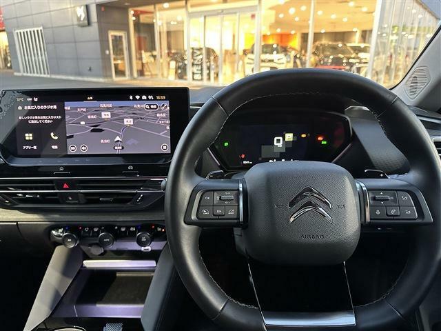 横長のタッチスクリーンは、運転手がナビゲーションや車の設定を行う際に操作がしやすいように運転席側に画面が向いております。