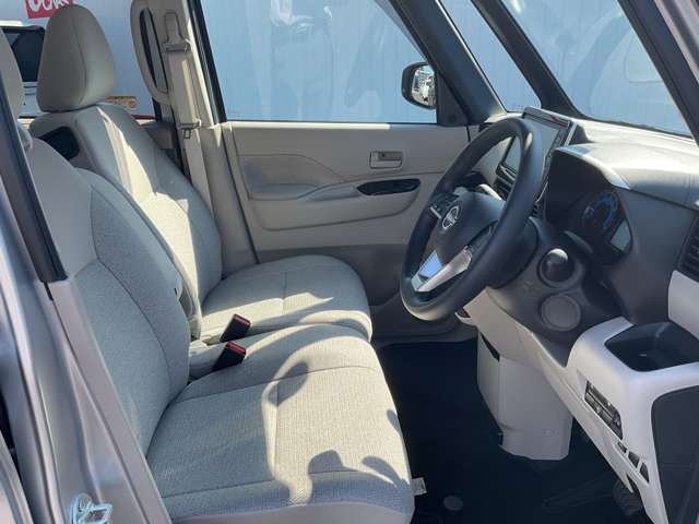 運転席まわりです。実際に座ってみて、乗り心地を体験してみてください,視界も良好です