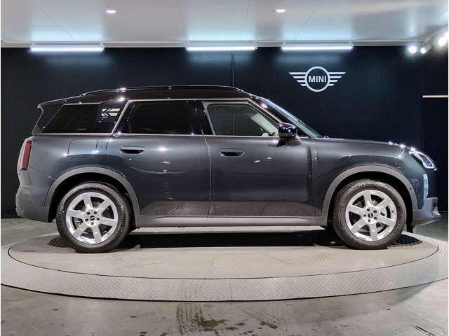 ☆MINIの車の始まりは大人四人がギリギリ乗れるコンパクトな車です！！今となっては3ナンバーですが、もともとは5ナンバーの車でした！！