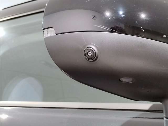 【ルームミラー一体型ETC車載器】ルームミラーの裏側に目立たない様に配置されたETCカード挿入口。スタイリッシュ且つ機能的なものとなっております。