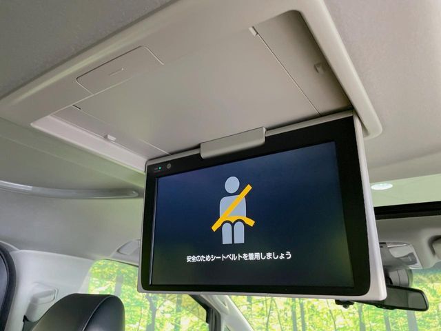 【フリップダウンモニター】大画面モニターで後席でもエンタメをお楽しみいただけます。小さなお子様にも大人気の装備です♪