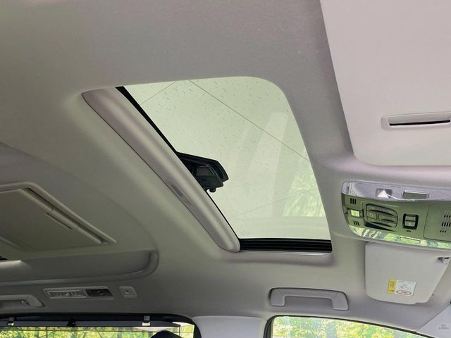 【サンルーフ】開放感たっぷりの希少装備、サンルーフが装着されています！車内に明かりを取り入れたり景色を楽しむ以外にも、車内の空気も簡単に換気できて快適です！