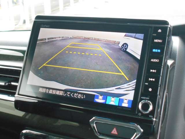 リアカメラ付きで車庫入れも安心。