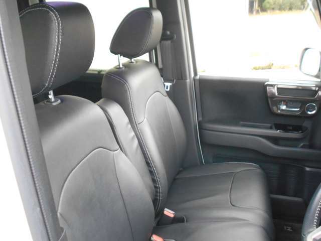 飾り立てず質を極めた内装。