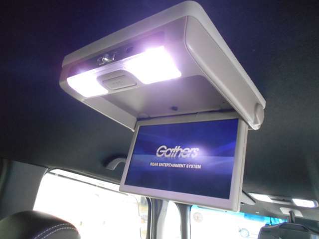 天吊りモニターで後席にもくつろぎを。