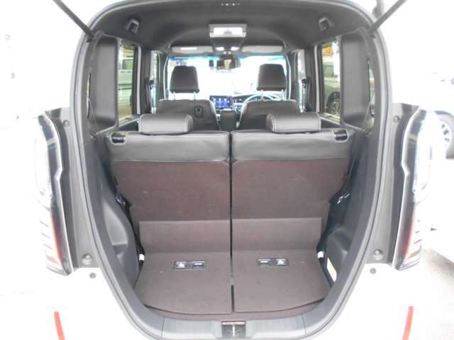 荷室も広々。