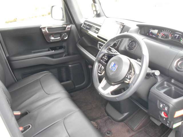 ブラック基調の内装。