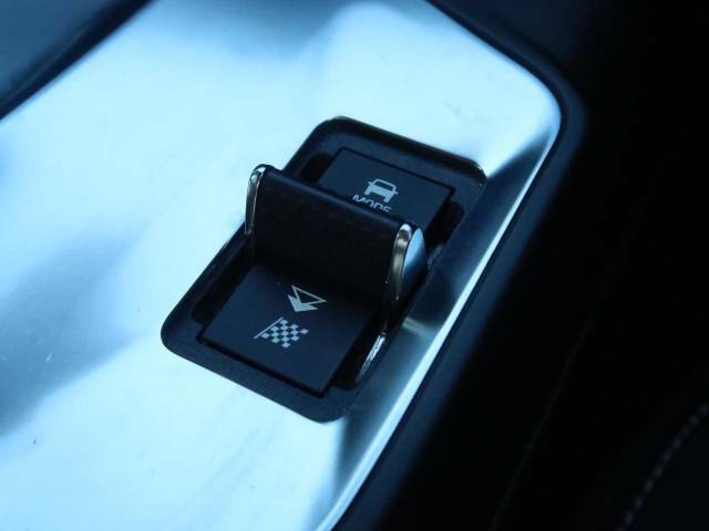 【JaguarDriveコントロール】標準・ダイナミック・ウィンターの各モードを選択可能。ステアリング、スロットルレスポンス、シフトポイントを最適化。気分や路面状況にあわせてセレクトしてください。