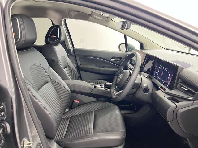 ゆったりと座れる運転席シートですのでストレスなく運転が出来ますよ！