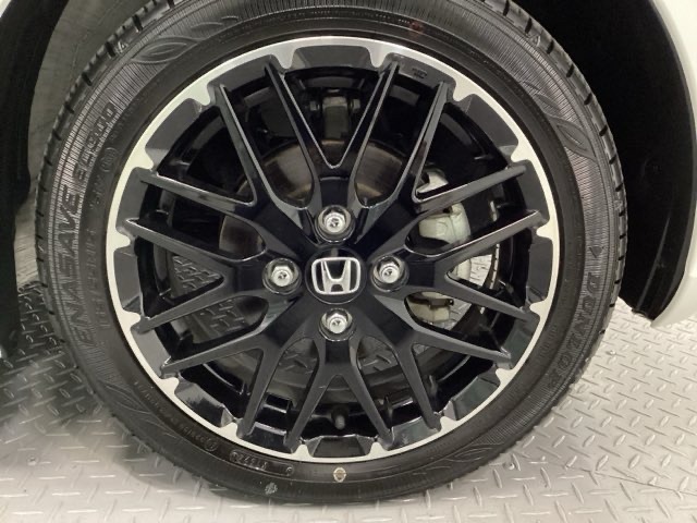 純正アルミホイールです。足元が引き立つので、車全体のイメージがアップしますよ！