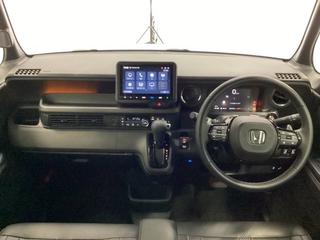 フロントガラスが大きく、ワイドな視界で運転もしやすくなるように、設計されています。