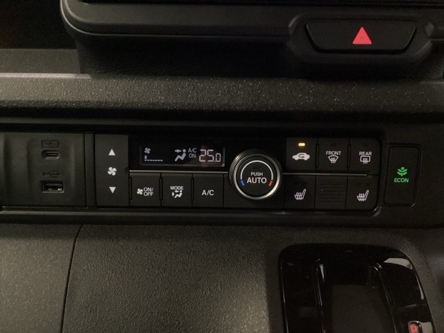運転席のシートヒーターで寒い日もすぐに温かくなり快適に過ごせます。2段階の温度調整が可能です。