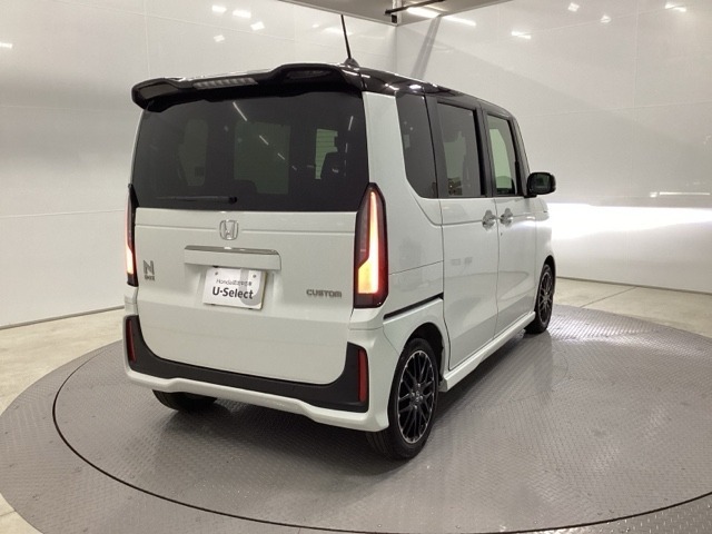 プライバシーガラスが装備されています。外を見るときには気にならずに、後方車両からは車内が見えにくい設計です。