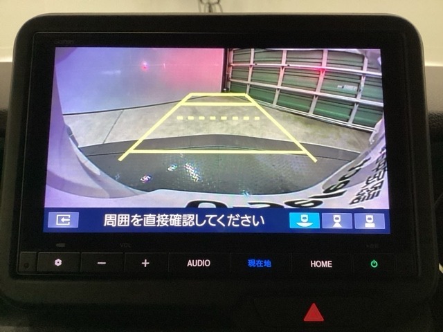ガイド線表示機能付きのバックカメラで、バックでの車庫入れも安心です。