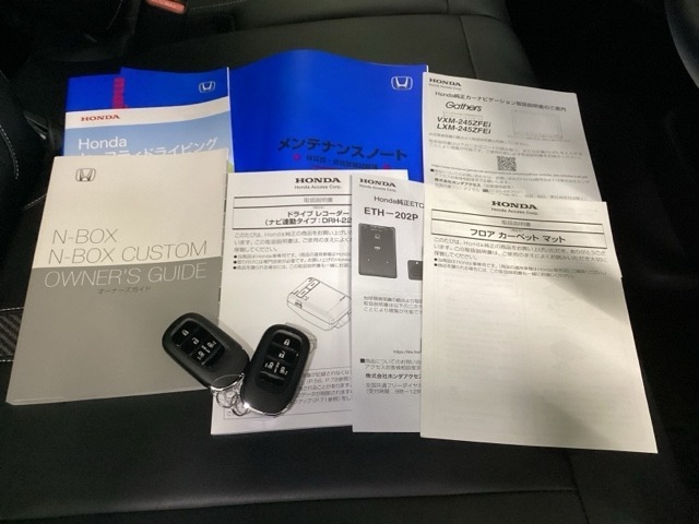 メンテナンスノート【点検整備記録簿・保証書】、取説も揃ってます。スマートキーはバッグなどにしまったままボタン操作でエンジンの始動・停止ができて大変便利です。