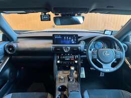 全体を俯瞰してみるとよく分かる、細部までこだわったデザインです！ドライバーの運転姿勢にもこだわっていることがよく分かります！