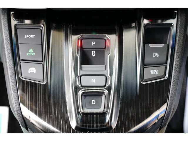 シフトはボタン操作となっており、直感的な操作性により、ドライバーの快適な運転を支援。P・N・Dは押す、Rは引くという人間の感覚にマッチした操作感です