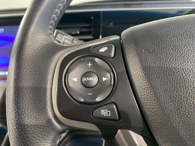 【ステアリングリモコン】ステアリングにオーディオ調節可能なスイッチが装備されていますので運転中でも視線をそらさずにオーディオの調節が可能です！