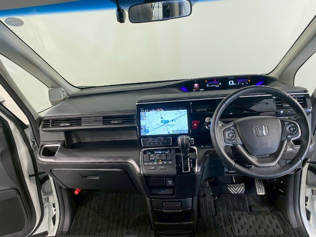 【ルームクリーニング】せっかく乗るならピカピカの車がいいですよね！当店は、他社では省きがちな細部に至るまで、徹底した清掃を行っております。