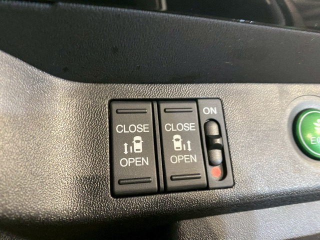 【電動スライドドア】ボタン一つで自由自在に開閉が可能！指先一つで運転席からどちらのドアも開閉できるので非常に便利な装備です！挟み込み防止機能もついているので小さなお子様がいる方も安心です！