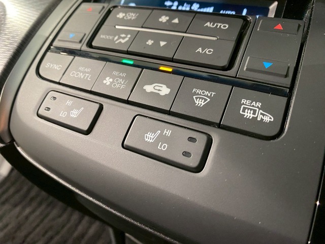 【シートヒーター】シートヒーター装備車です。寒い冬に乗車中とても暖かく快適に移動できます。冷え性の方にピッタリの装備です！