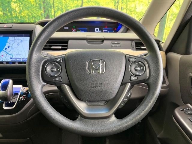 インテリアに合わせたデザインのステアリングは、運転される方のことも考え、運転しやすい形状、大きさです。是非一度、実際に触ってお確かめください。