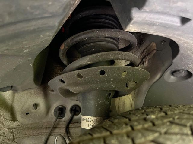 お車を安心してお乗りいただく為には、足回りの定期点検が欠かせません。サービスサポート（有償保証）では無料点検もご提供しており、安心のカーライフをお過ごしいただけるサポート体制が整っています。