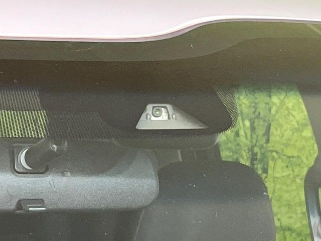 【ホンダセンシング】走行中に前方の車両等を認識し、衝突しそうな時は警報とブレーキで衝突回避と被害軽減をアシスト。より安全にドライブをお楽しみいただけます。