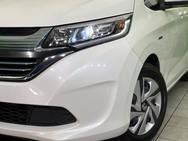 【LEDヘッドライト】悪天候や夜間走行時も良好な視界を確保し安心して運転できる高輝度LEDヘッドライトを装備！点灯速度が早く、消費電力も抑えられています。