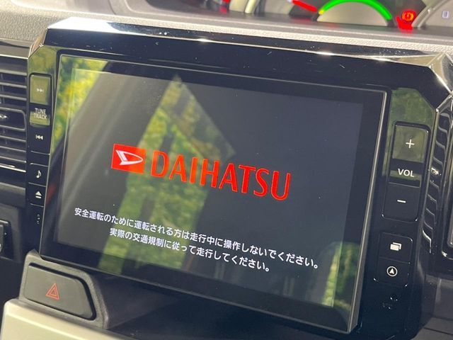 【純正ナビ】人気の純正ナビを装備しております。ナビの使いやすさはもちろん、オーディオ機能も充実！キャンプや旅行はもちろん、通勤や買い物など普段のドライブも楽しくなるはず♪
