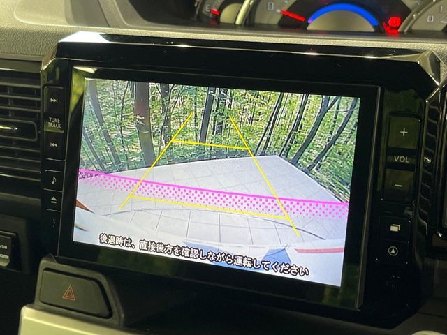 【バックカメラ】駐車時に後方がリアルタイム映像で確認できます。大型商業施設や立体駐車場での駐車時や、夜間のバック時に大活躍！運転スキルに関わらず、今や必須となった装備のひとつです！